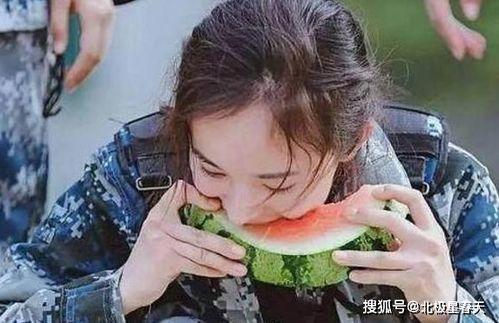 热巴吃瓜图片,表情包走红网络