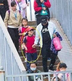 接小孩放学吃瓜,接娃途中的一顿美味瓜果盛宴