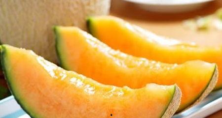 女士吃哈密瓜,女士品味哈密瓜的清新时光