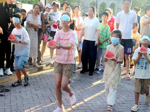 亲子吃瓜活动现场,共享甜蜜时光